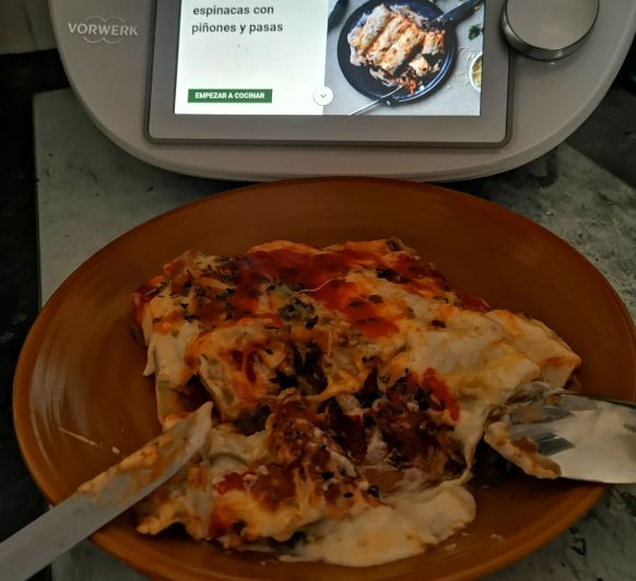 Canelones de espinacas con piñones y pasas